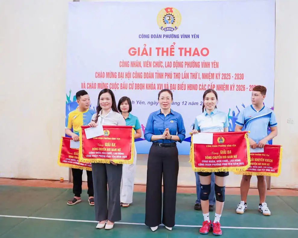 Đại điện đội bóng chuyền hơi Công đoàn Bệnh viện Sản Nhi Vĩnh Phúc nhận giải Ba.