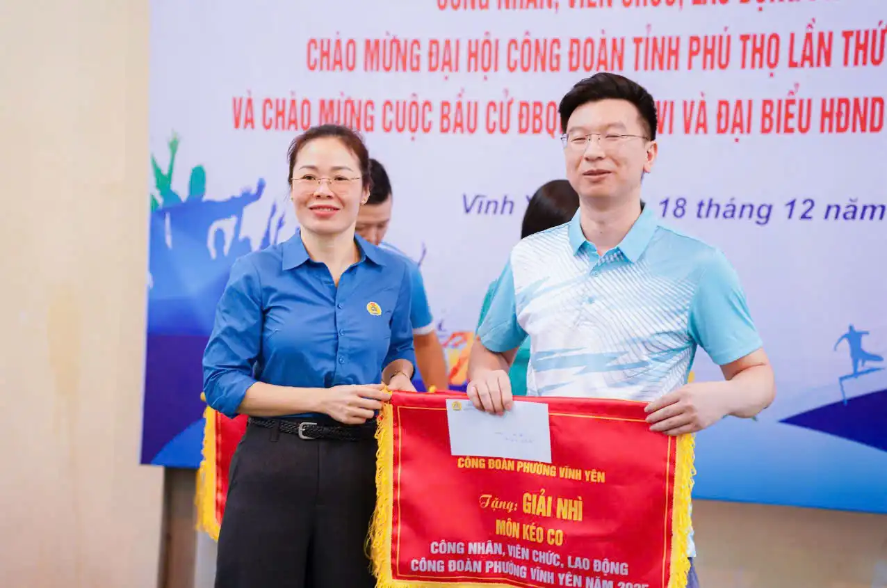 Đại điện đội kéo co Công đoàn Bệnh viện Sản Nhi Vĩnh Phúc nhận giải Nhì.