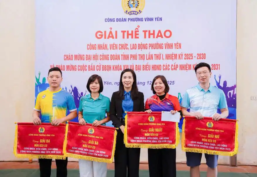 Các đội nhận giải Môn thi Kéo co "Giải thể thao Công đoàn phường Vĩnh Yên năm 2025" chụp hình lưu niệm cùng Ban tổ chức