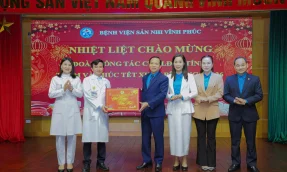 Đoàn Công tác Liên Đoàn lao động tỉnh Phú Thọ tặng quà cho Bệnh viện Sản Nhi Vĩnh Phúc.