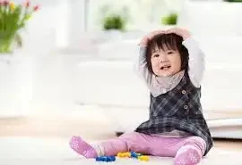 Trẻ hay lắc lư người, vỗ tay liên tục, cắn móng tay: Có phải dấu hiệu bất thường?