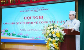 BS.CKII. Tô Quang Hưng – Bí thư Đảng bộ, Giám đốc Bệnh viện Sản Nhi Vĩnh Phúc phát biểu tại Hội nghị công tác cán bộ.