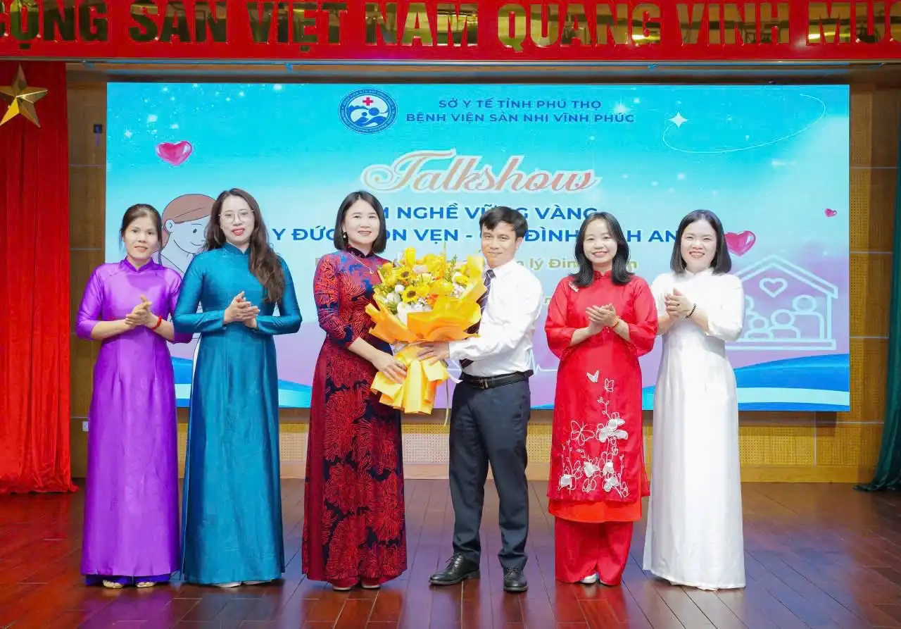 Chương trình kỷ niệm Quốc tế Phụ nữ 8-3: Tọa đàm - chia sẻ "Tâm nghề vững vàng - Y đức trọn vẹn - Gia đình bình an" 2 BSCKII. Tô Quang Hưng - Bí thư Đảng ủy, Giám đốc Bệnh viện đại diện cho nam công đoàn viên Bệnh viện tặng hoa bóng hồng của Bệnh viện.