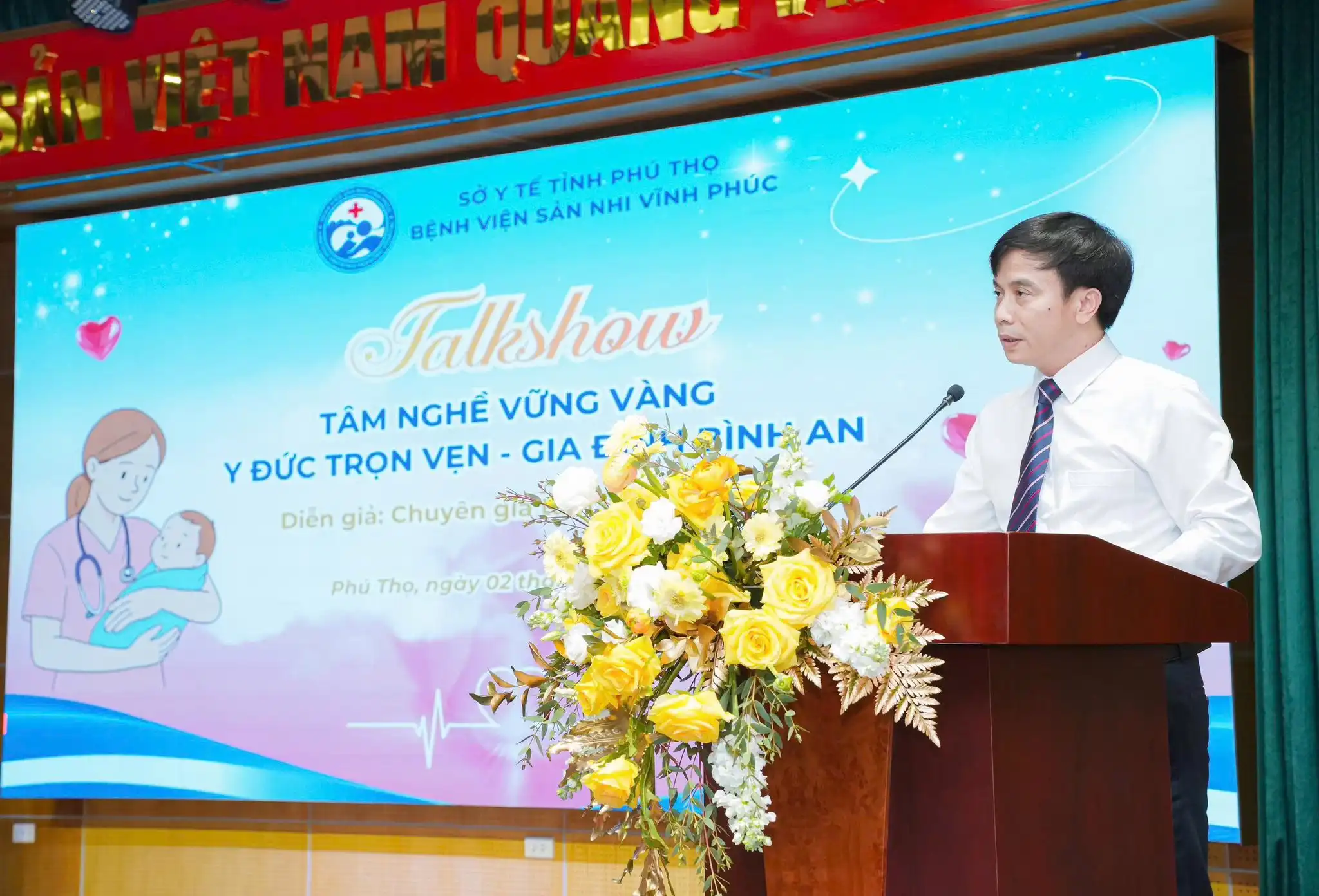 Chương trình kỷ niệm Quốc tế Phụ nữ 8-3: Tọa đàm - chia sẻ "Tâm nghề vững vàng - Y đức trọn vẹn - Gia đình bình an" 1 BSCKII. Tô Quang Hưng - Bí thư Đảng ủy, Giám đốc Bệnh viện phát biểu khai mạc Chương trình.