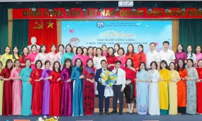 Ban giám đốc Bệnh viện, Ban chấp hành công đoàn, Lãnh đạo các khoa phòng, cùng các nữ công đoàn viên chụp hình lưu niệm cùng chuyên gia tâm lý Đinh Đoàn tại chương trình tọa đàm nhân dịp kỷ niệm 8-3 năm 2026.