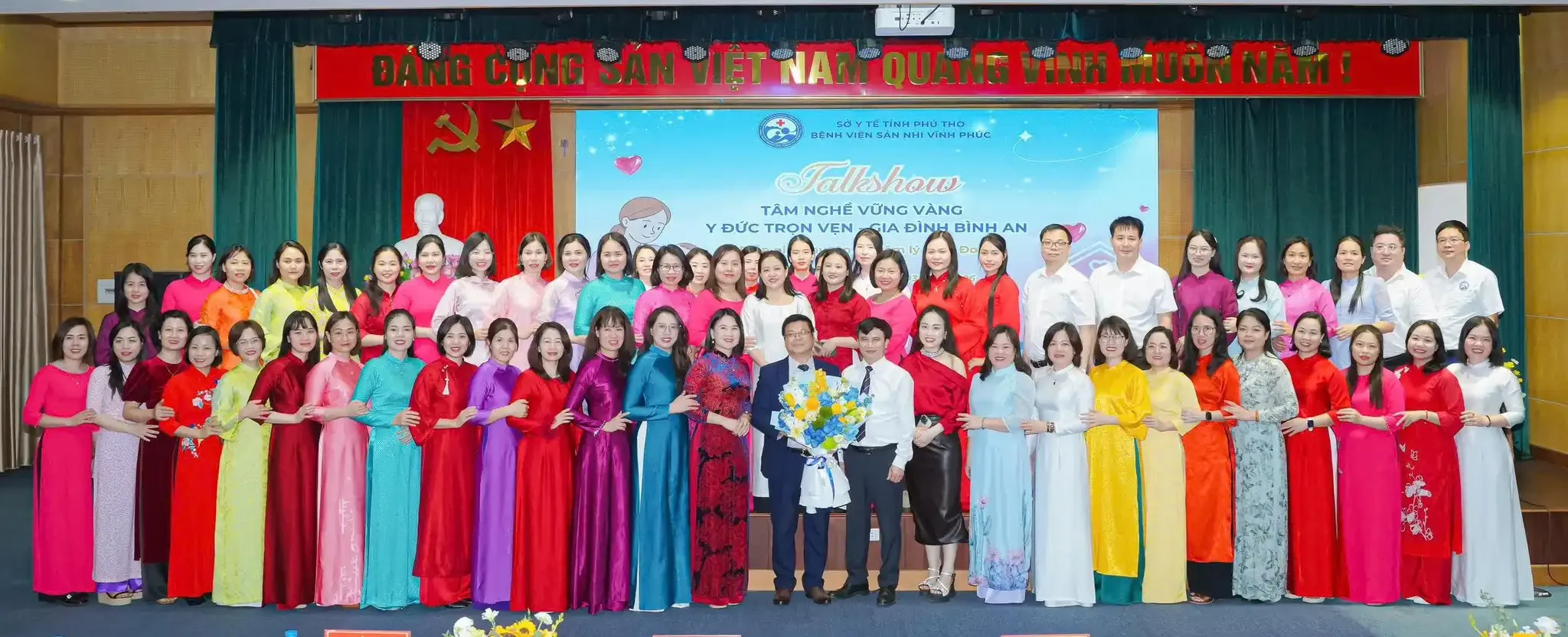 Chương trình kỷ niệm Quốc tế Phụ nữ 8-3: Tọa đàm - chia sẻ "Tâm nghề vững vàng - Y đức trọn vẹn - Gia đình bình an" 7 Ban giám đốc Bệnh viện, Ban chấp hành công đoàn, Lãnh đạo các khoa phòng, cùng các nữ công đoàn viên chụp hình lưu niệm cùng chuyên gia tâm lý Đinh Đoàn.