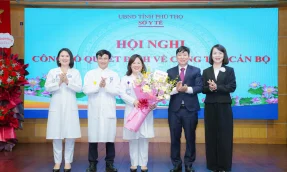 Các đồng chí Lãnh đạo Sở Y tế, Bệnh viện Sản Nhi Vĩnh Phúc tặng hoa chúc mừng BSCKII. Vũ Thị Hảo