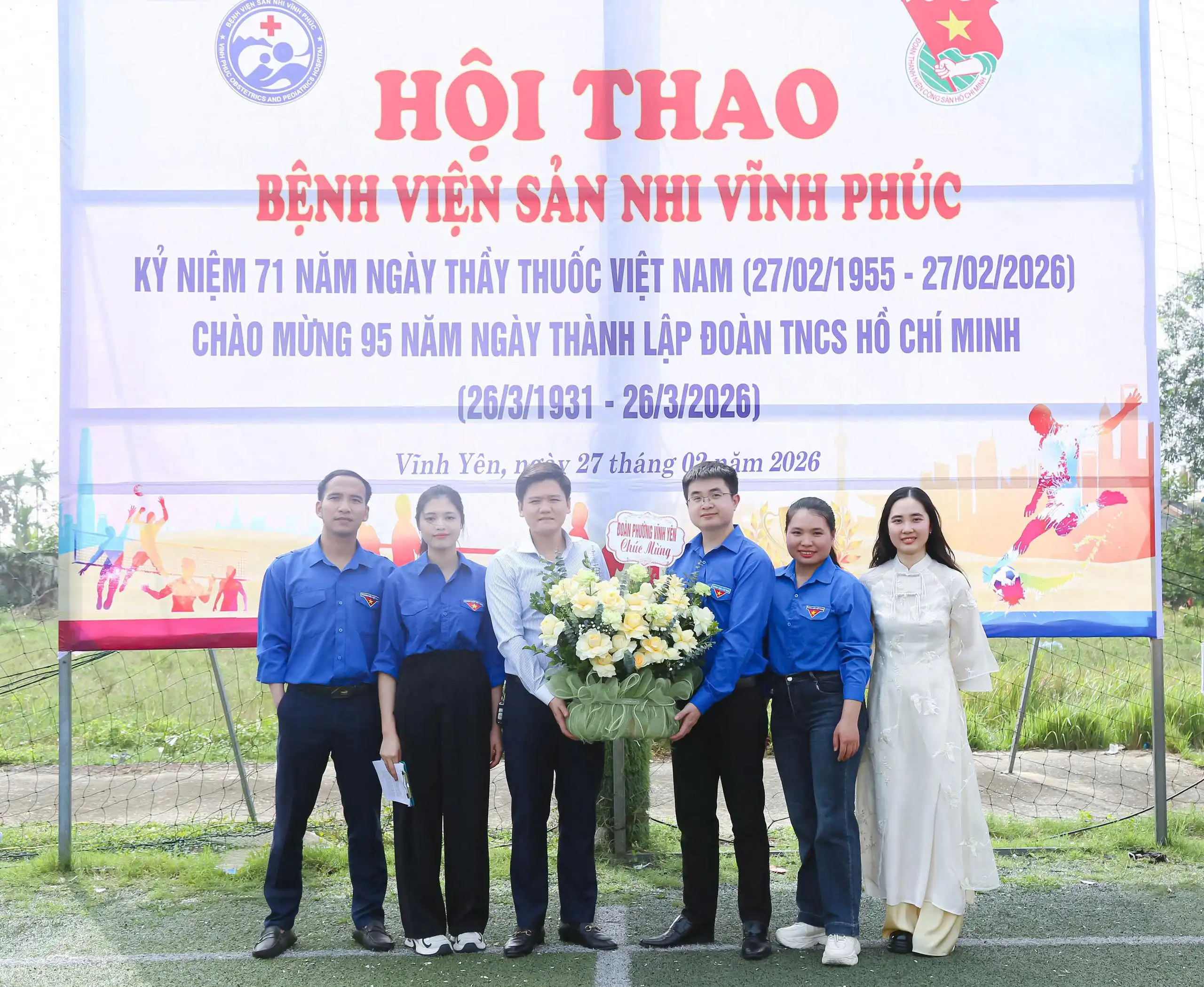 Khai mạc Hội thao Bệnh viện Sản Nhi Vĩnh Phúc 2026 2 Đồng chí Phùng Tiến Mạnh – Phó Bí thư Đoàn phường Vĩnh Yên tặng hoa chúc mừng Hội thao.