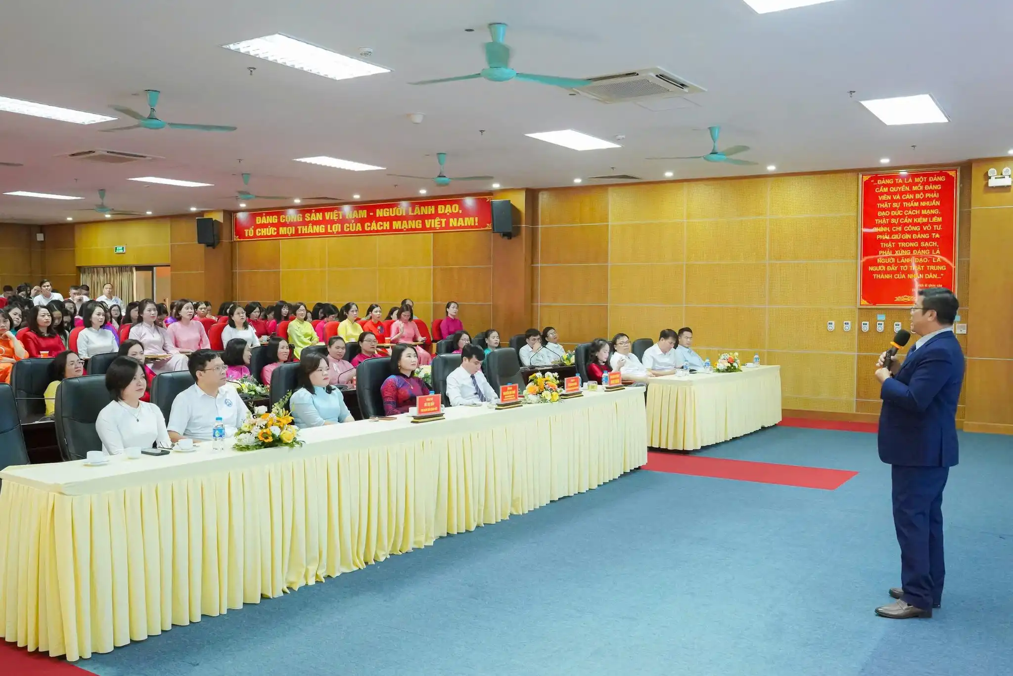 Chương trình kỷ niệm Quốc tế Phụ nữ 8-3: Tọa đàm - chia sẻ "Tâm nghề vững vàng - Y đức trọn vẹn - Gia đình bình an" 4 Không khí hội trường sôi nổi, tập trung lắng nghe phần chia sẻ sâu sắc của chuyên gia Đinh Đoàn trong khuôn khổ tọa đàm 8/3 tại Bệnh viện Sản Nhi Vĩnh Phúc.