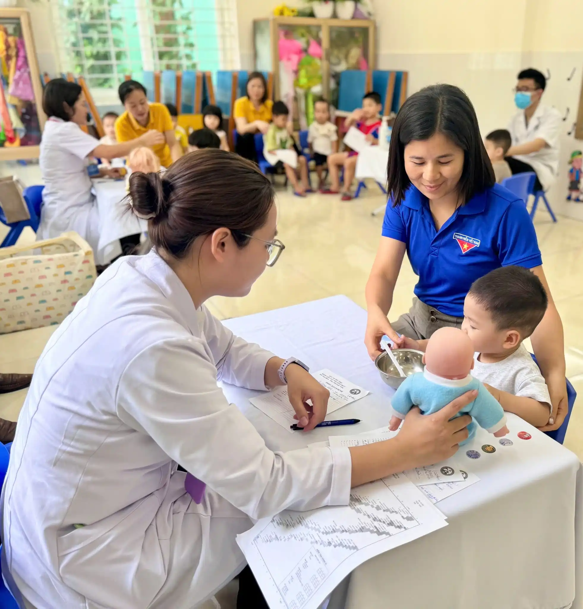 Bệnh viện Sản Nhi Vĩnh Phúc tiếp tục triển khai chương trình khám chữa bệnh tình nguyện hưởng ứng Chiến dịch Thanh niên tình nguyện Hè năm 2026 3 Các bác sĩ thực hiện khám sàng lọc và đánh giá cho các học sinh (1)