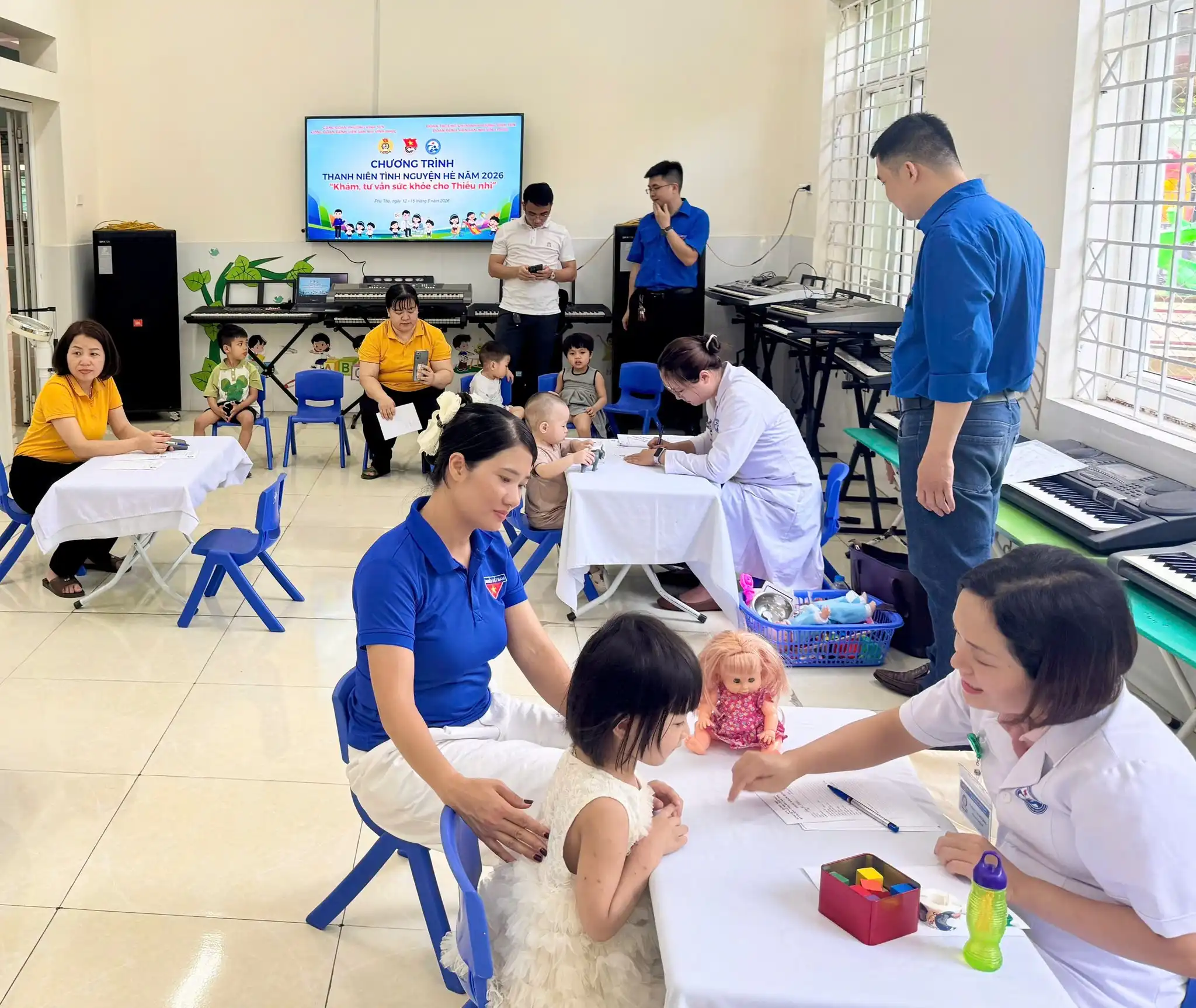Bệnh viện Sản Nhi Vĩnh Phúc tiếp tục triển khai chương trình khám chữa bệnh tình nguyện hưởng ứng Chiến dịch Thanh niên tình nguyện Hè năm 2026 1 Các bác sĩ thực hiện khám sàng lọc và đánh giá cho các học sinh