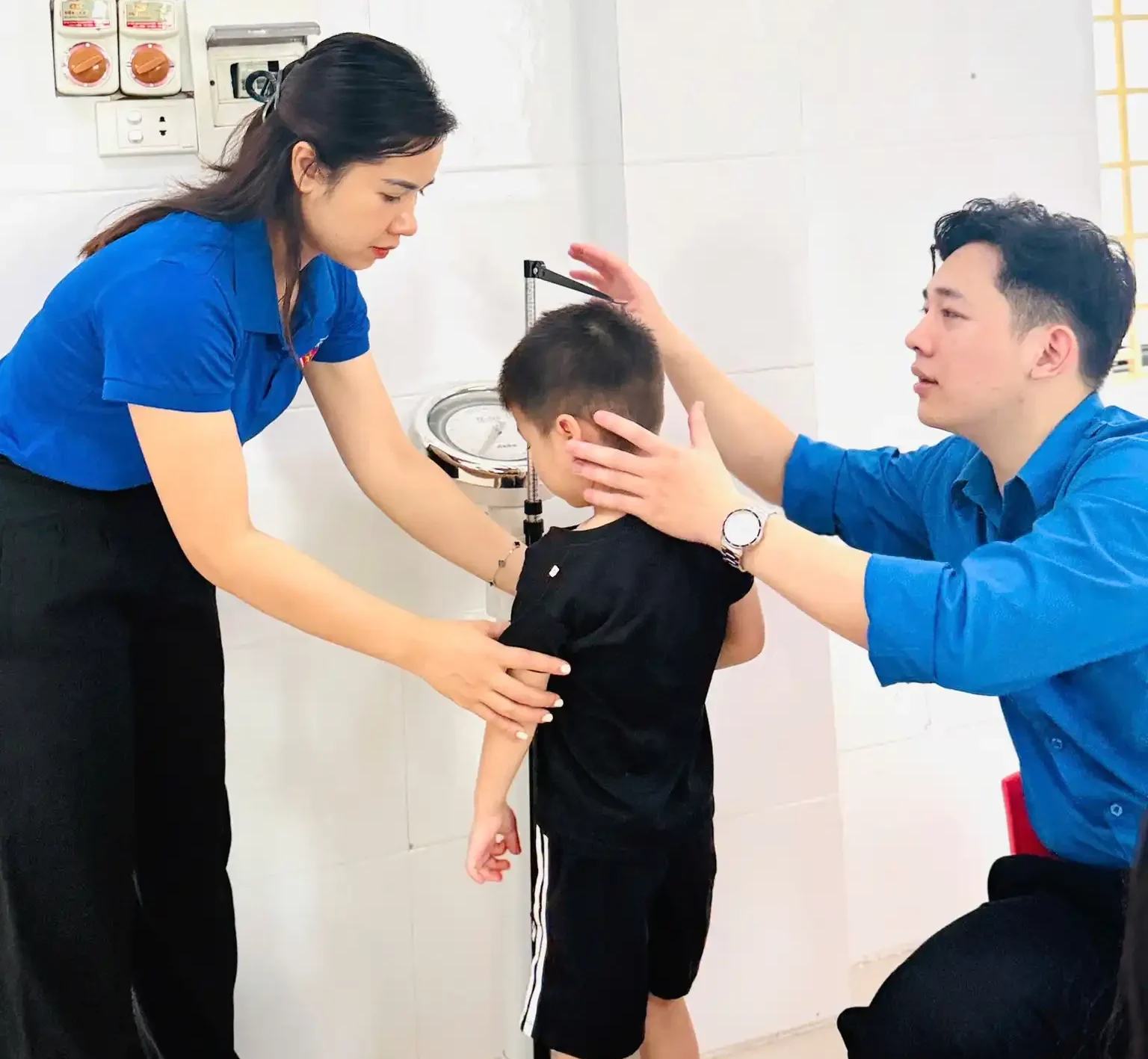 Bệnh viện Sản Nhi Vĩnh Phúc tiếp tục triển khai chương trình khám chữa bệnh tình nguyện hưởng ứng Chiến dịch Thanh niên tình nguyện Hè năm 2026 2 Các bác sĩ thực hiện khám sàng lọc và đánh giá cho các học sinh