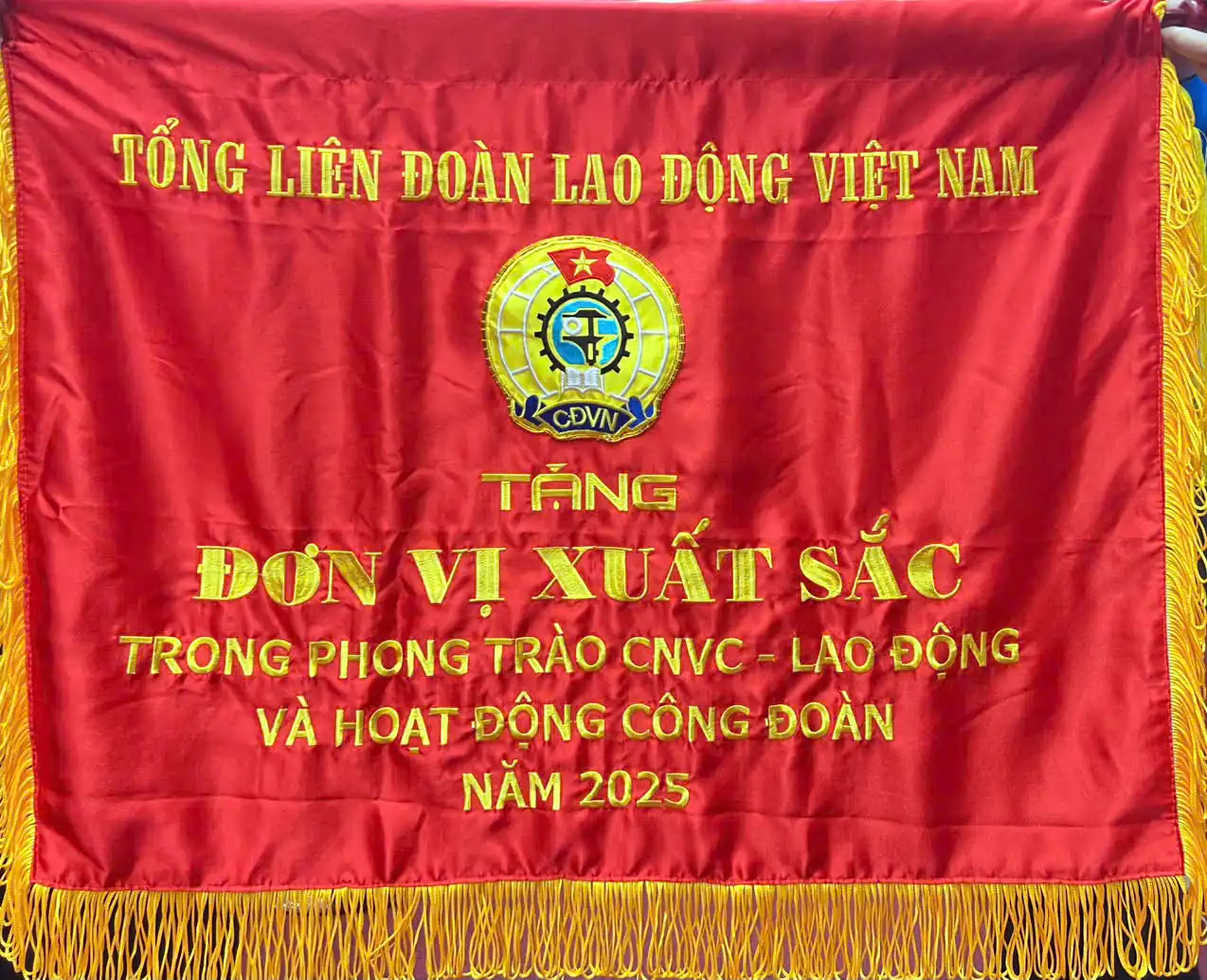 Công đoàn Bệnh viện Sản Nhi Vĩnh Phúc vinh dự đón nhận cờ thi đua của Tổng Liên đoàn lao động Việt Nam 1 Công đoàn Bệnh viện Sản Nhi Vĩnh Phúc vinh dự nhận Cờ thi đua của Liên đoàn lao động Việt Nam
