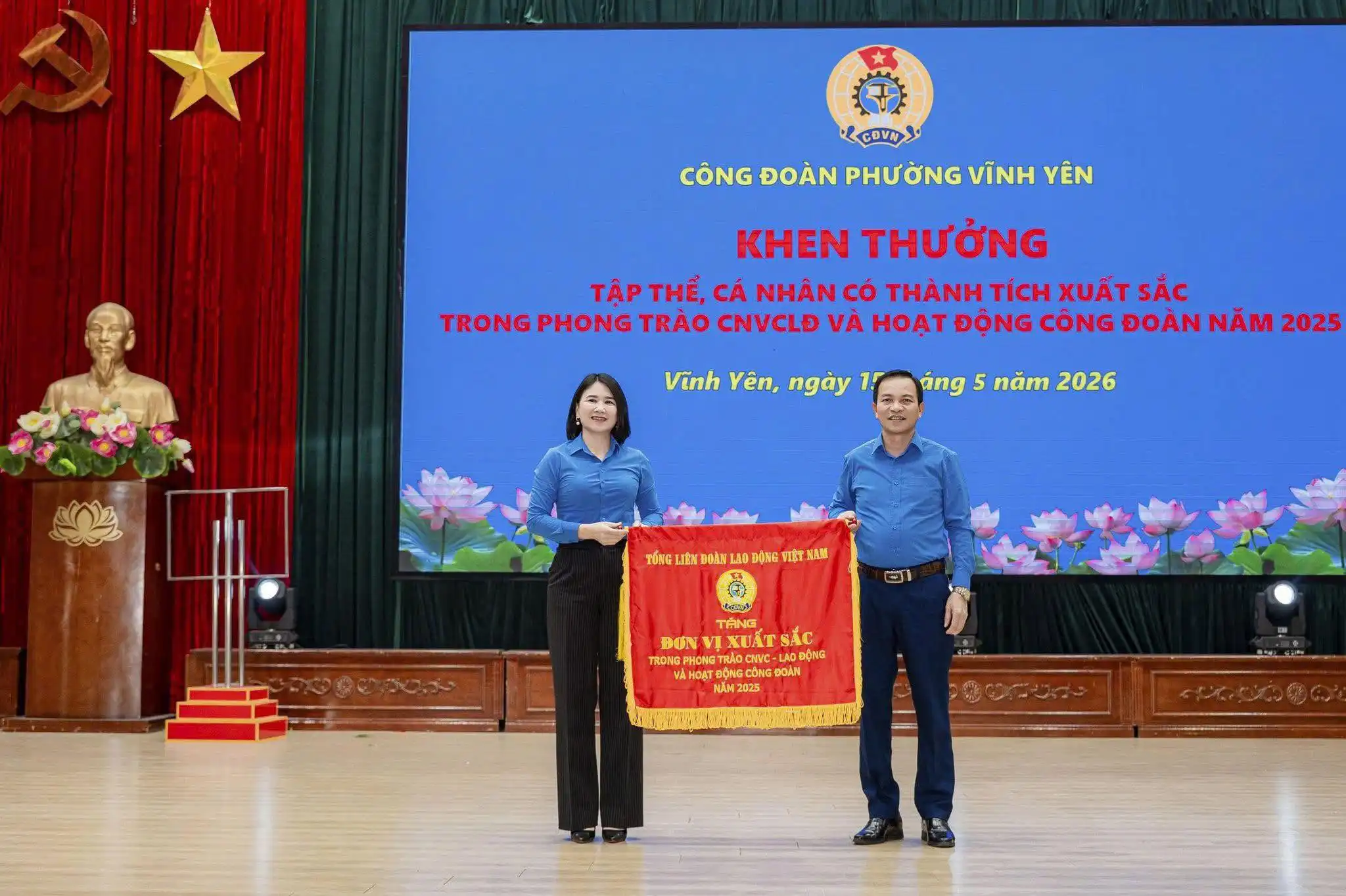 Công đoàn Bệnh viện Sản Nhi Vĩnh Phúc vinh dự đón nhận cờ thi đua của Tổng Liên đoàn lao động Việt Nam 2 Đồng chí Đỗ Ngọc Anh – Phó Chủ tịch Liên đoàn Lao động tỉnh Phú Thọ trao cờ cho Đại diện CĐCS Bệnh viện Sản Nhi Vĩnh Phúc