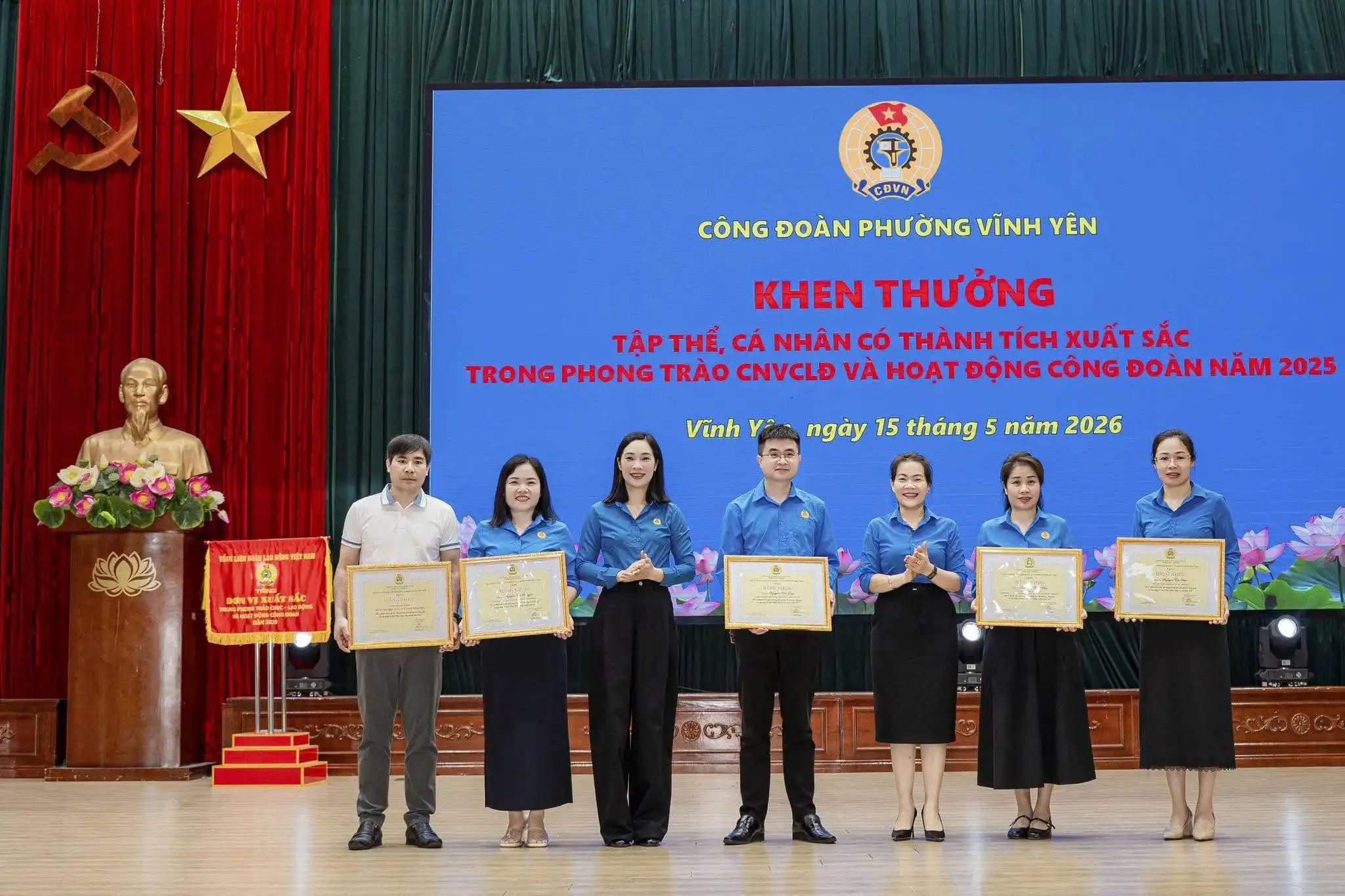 Công đoàn Bệnh viện Sản Nhi Vĩnh Phúc vinh dự đón nhận cờ thi đua của Tổng Liên đoàn lao động Việt Nam 3 Đồng chí Trần Thị Xuân Chủ tịch Công đoàn Phường Vĩnh Yên trao tặng Bằng khen cho các cá nhân.