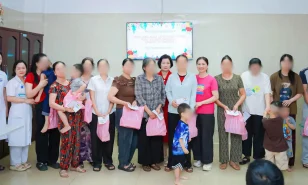 Trao quà bệnh nhi tại Đơn nguyên Tâm bệnh – Phục hồi chức năng Bệnh viện Sản Nhi Vĩnh Phúc