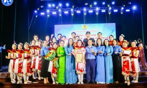 ĐC Thành và BCH Công đoàn Phường Vĩnh Yên chụp hình lưu niệm cùng Đội thi bệnh viện Sản Nhi Vĩnh Phúc.