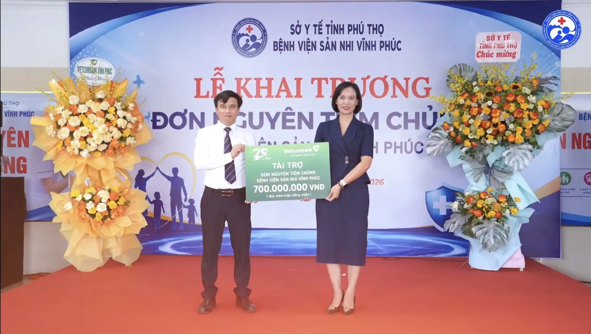 Khai trương Đơn nguyên Tiêm chủng Bệnh viện Sản Nhi Vĩnh Phúc 2026 3 Bà Nguyễn Thị Thanh Nga, Phó Giám đốc Vietcombank KV Vĩnh Phúc (bên trái) trao tài trợ cho đại diện Ban Giám đốc Bệnh viện Sản Nhi Vĩnh Phúc.
