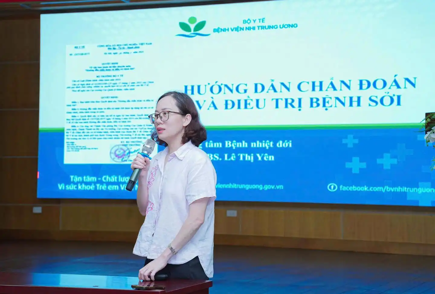 Nâng cao năng lực chẩn đoán, điều trị bệnh sởi trẻ em: Bệnh viện Sản Nhi Vĩnh Phúc cập nhật kiến thức cùng chuyên gia Bệnh viện Nhi Trung ương 2 TS.BS. Lê Thị Yên - TT Bệnh Nhiệt đới - Bệnh viện Nhi Trung Ương - HD Chẩn đoán và điều trị Bệnh sởi theo cập nhật mới từ BYT