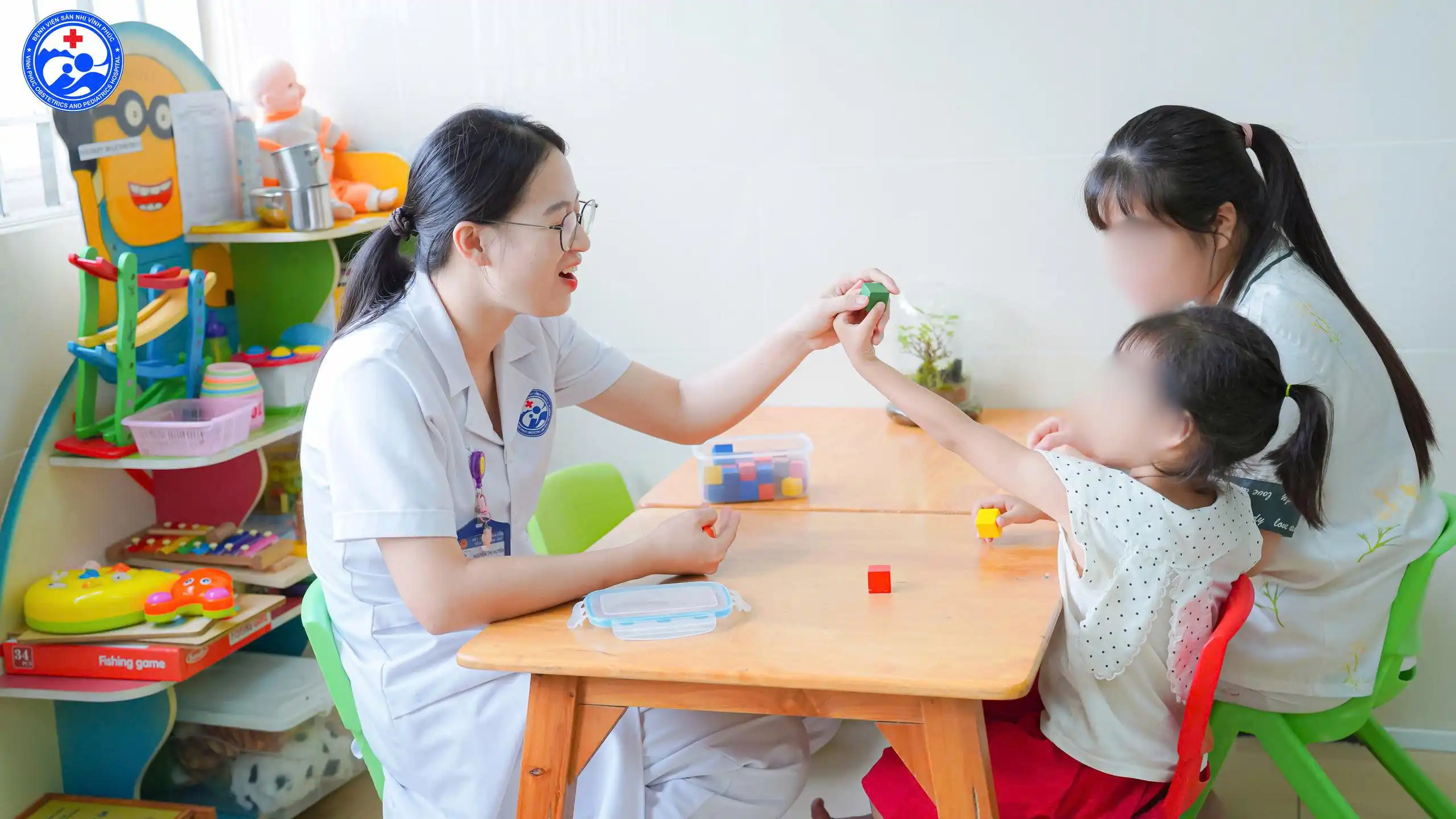 Phát hiện sớm – Mở ra cơ hội hòa nhập cho trẻ tự kỷ 2 z8020954005087 47ecaeb092084776cc5bb6a95f584e74