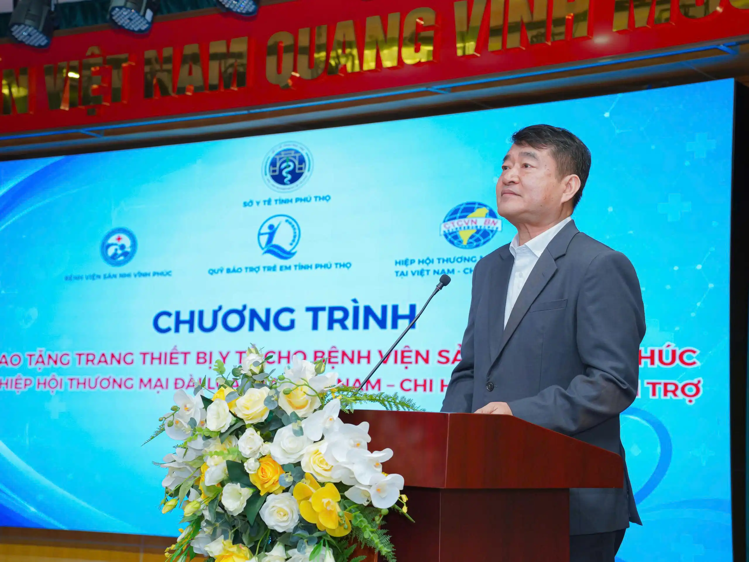 Bệnh viện Sản Nhi Vĩnh Phúc tiếp nhận 40 giường cấp cứu, điều trị với tổng trị giá 315 triệu đồng do Hiệp hội Thương mại Đài Loan tại Việt Nam – Chi hội Bắc Ninh trao tặng 3 Đại diện Hiệp hội Thương mại Đài Loan tại Việt Nam – Chi hội Bắc Ninh.