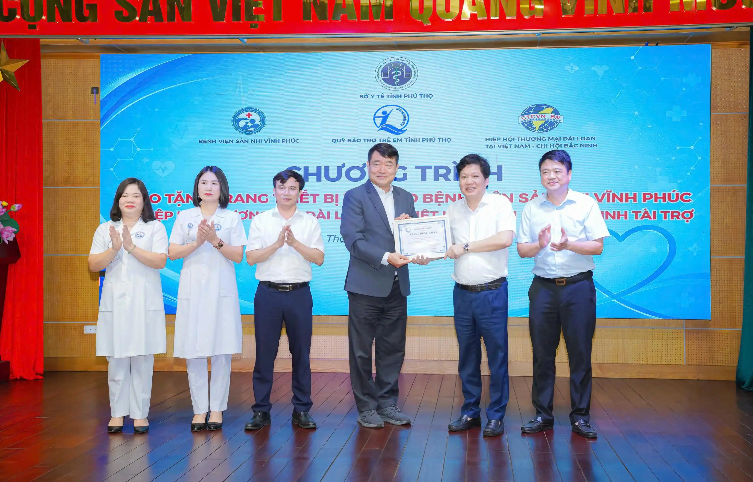 Bệnh viện Sản Nhi Vĩnh Phúc tiếp nhận 40 giường cấp cứu, điều trị với tổng trị giá 315 triệu đồng do Hiệp hội Thương mại Đài Loan tại Việt Nam – Chi hội Bắc Ninh trao tặng 4 Bệnh viện Sản Nhi Vĩnh Phúc tiếp nhận 40 giường cấp cứu, điều trị với tổng trị giá 315 triệu đồng do Hiệp hội Thương mại Đài Loan tại Việt Nam – Chi hội Bắc Ninh trao tặng