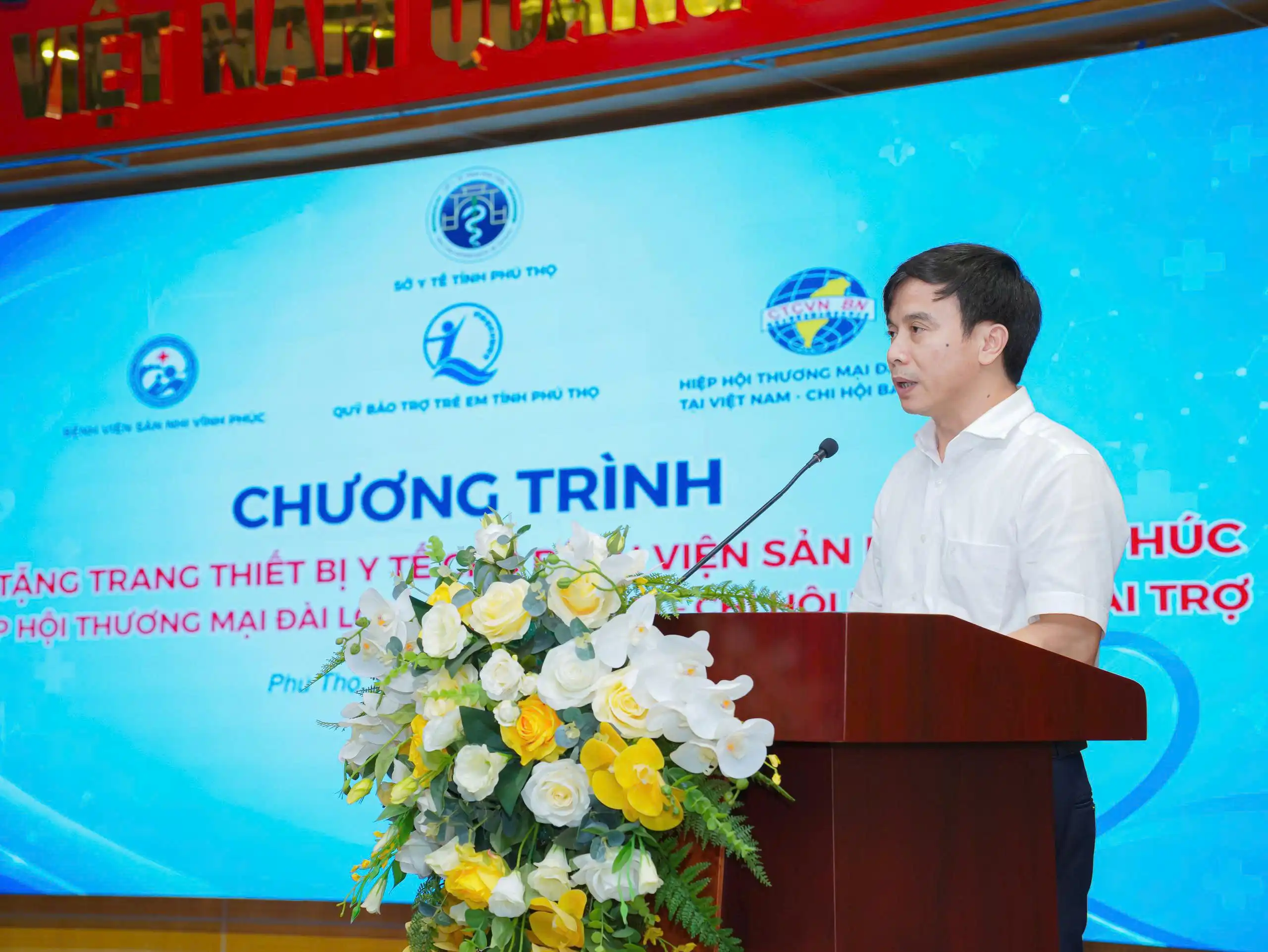 Bệnh viện Sản Nhi Vĩnh Phúc tiếp nhận 40 giường cấp cứu, điều trị với tổng trị giá 315 triệu đồng do Hiệp hội Thương mại Đài Loan tại Việt Nam – Chi hội Bắc Ninh trao tặng 2 BSCKII. Tô Quang Hưng - Bí thư Đảng Ủy, Giám đốc Bệnh viện Sản Nhi Vĩnh Phúc.