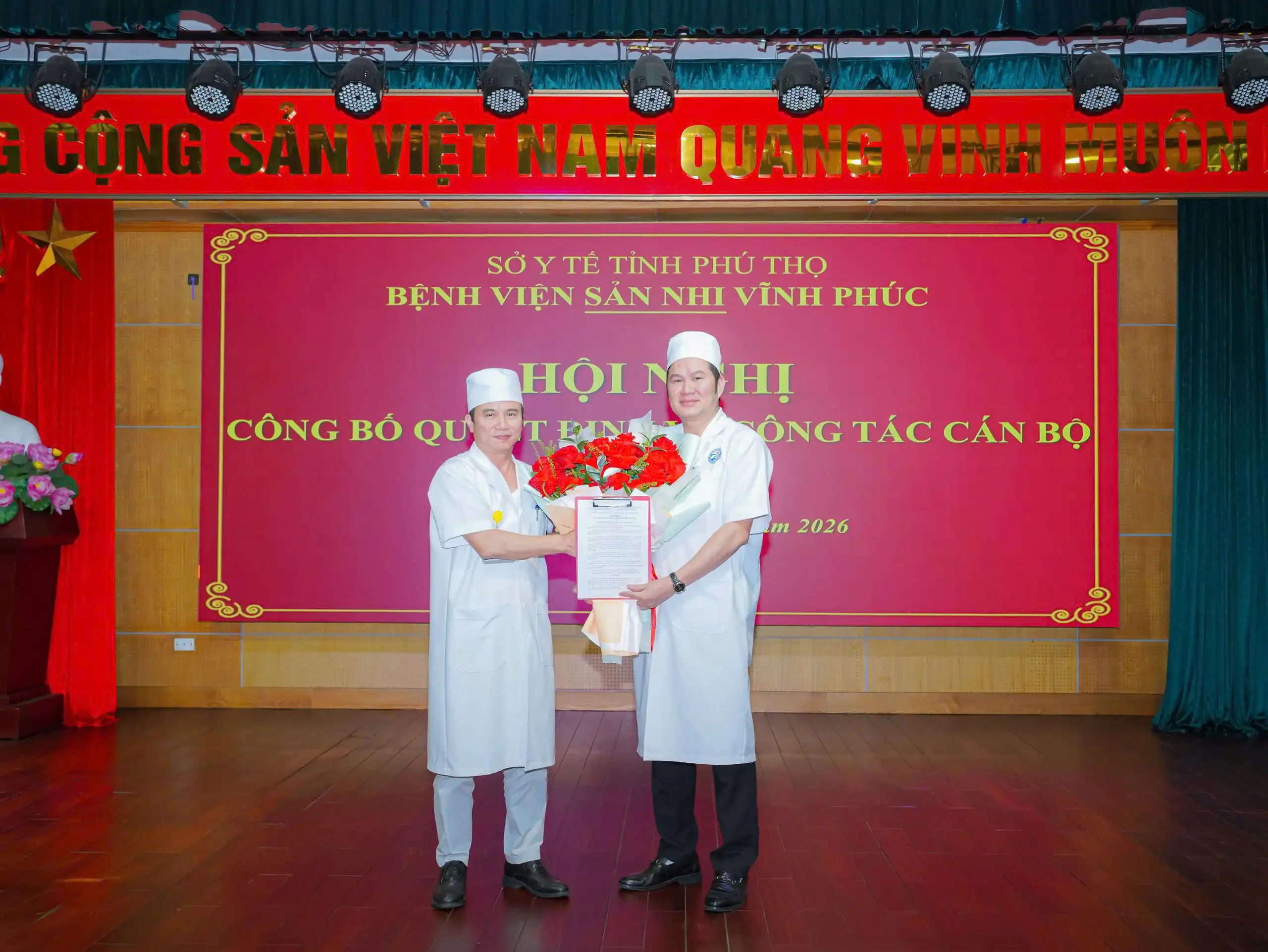 Hội nghị công bố Quyết định về Công tác cán bộ 1 TTƯT.BSCKII. Tô Quang Hưng – Bí thư Đảng ủy, Giám đốc Bệnh viện trao Quyết định cho TS.BS. Đặng Tiến Ngọc