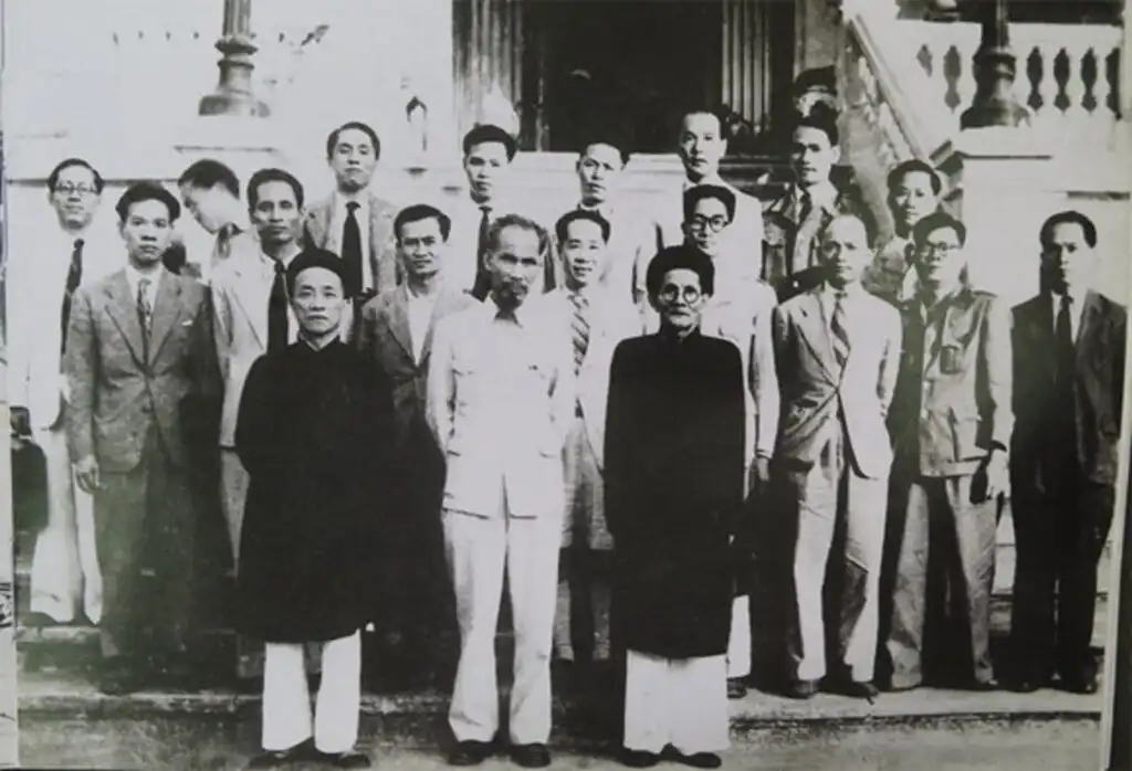 Kỷ niệm 150 năm ngày sinh cụ Huỳnh Thúc Kháng (1/10/1876-1/10/2026) 1 Chủ tịch Hồ Chí Minh và cụ Huỳnh Thúc Kháng hàng đầu, thứ nhất từ phải sang trong Chính phủ đầu tiên của nước Việt Nam Dân chủ Cộng hòa. Ảnh tư liệu.